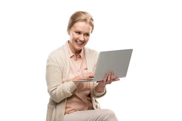 Sourire Femme Âge Moyen Aide Ordinateur Portable Isolé Sur Blanc — Photo