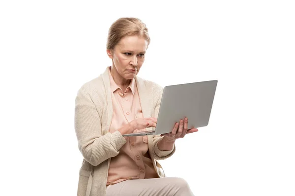 Confusa Mujer Mediana Edad Utilizando Portátil Aislado Blanco — Foto de Stock