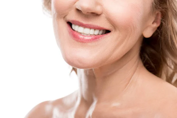 Περικομμένη Όψη Της Χαμογελαστή Μεσήλικη Γυναίκα Καθαρό Πρόσωπο Απομονωμένη Λευκό — Φωτογραφία Αρχείου