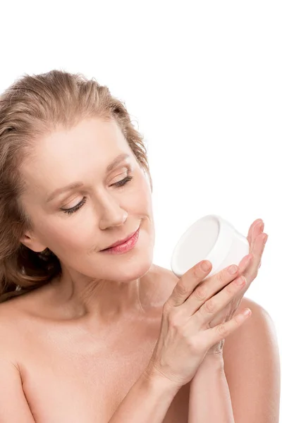 Hermosa Mujer Madura Sosteniendo Contenedor Con Crema Cosmética Aislado Blanco — Foto de Stock