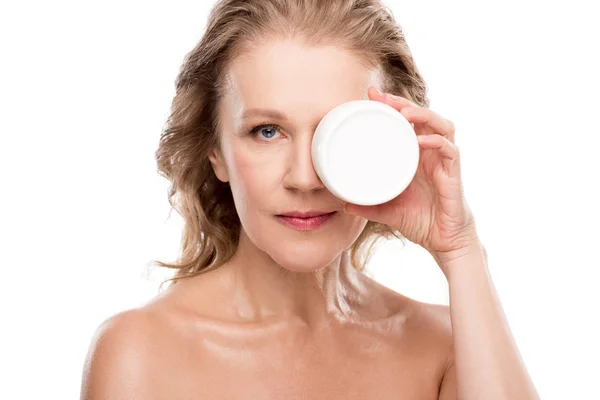 Mulher Madura Atraente Segurando Recipiente Com Creme Cosmético Isolado Branco — Fotografia de Stock