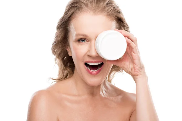 Hermosa Mujer Madura Sonriente Sosteniendo Contenedor Con Crema Cosmética Aislado — Foto de Stock