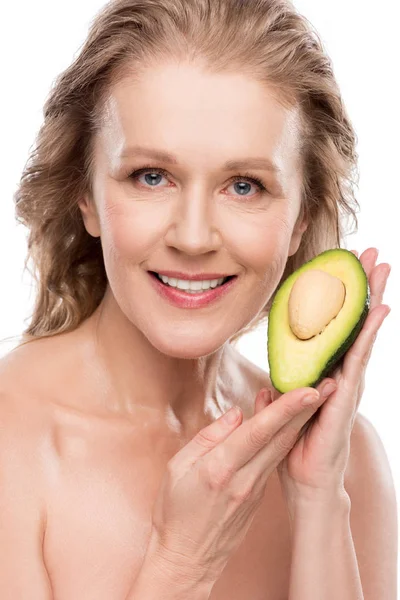 Hermosa Sonriente Mujer Mediana Edad Desnuda Posando Con Aguacate Aislado — Foto de Stock