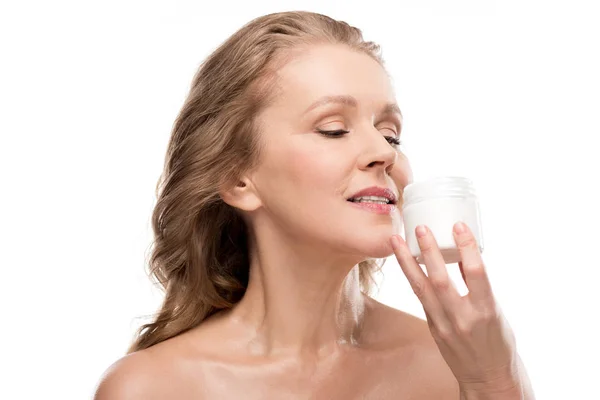 Bela Mulher Madura Segurando Recipiente Com Creme Cosmético Isolado Branco — Fotografia de Stock