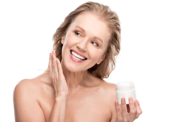 Hermosa Mujer Madura Con Piel Perfecta Aplicación Crema Cosmética Sonriente — Foto de Stock