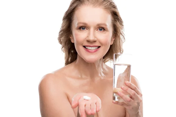 Γυμνό Ώριμη Γυναίκα Ποτήρι Του Νερού Και Χάπια Απομονωμένη Λευκό — Φωτογραφία Αρχείου