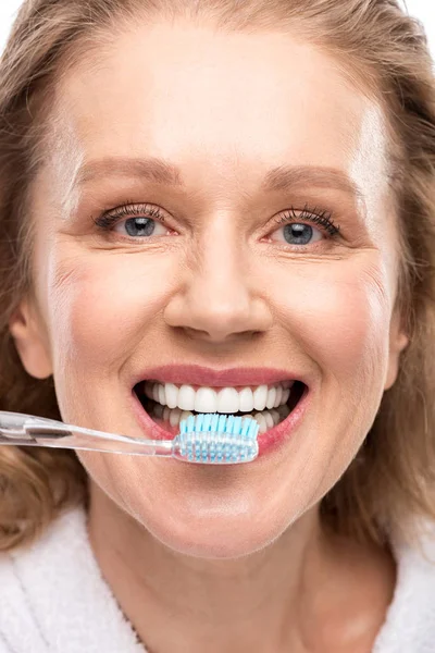 Medelålders Kvinna Med Toothy Leende Borsta Tänderna Isolerade Vitt — Stockfoto