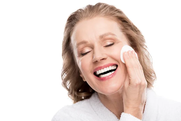 Sonriente Mujer Madura Limpiando Cara Con Almohadilla Algodón Aislado Blanco — Foto de Stock