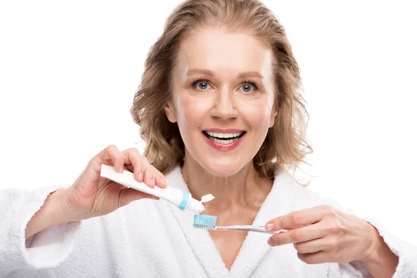 Sorrindo Mulher Meia Idade Com Pasta Dentes Escova Dentes Isolado — Fotografia de Stock