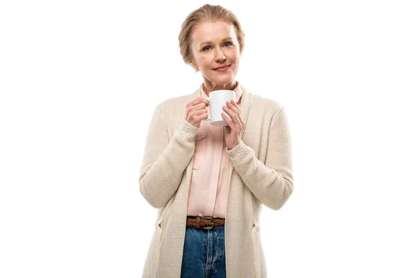 Frau Mittleren Alters Mit Kaffeetasse Blickt Isoliert Auf Weiße Kamera — Stockfoto