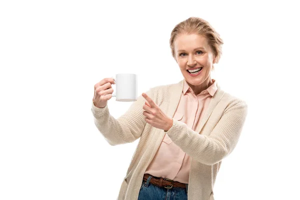 Gelukkige Middelbare Leeftijd Vrouw Wijzend Met Vinger Koffie Kopje Geïsoleerd — Stockfoto