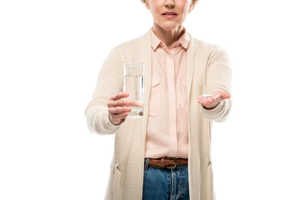 Περικομμένη Όψη Της Μεσήλικες Γυναίκα Ποτήρι Νερό Και Χάπια Απομονωμένα — Φωτογραφία Αρχείου