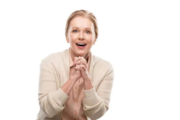 Ενθουσιασμένος Μεσήλικες Γυναίκα Διπλωμένα Χέρια Κοιτάζοντας Κάμερα Απομονωμένη Λευκό — Φωτογραφία Αρχείου