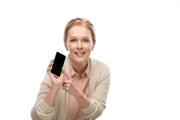 Lächelnde Frau Mittleren Alters Zeigt Mit Dem Finger Auf Smartphone — Stockfoto