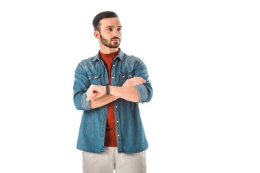 düşünceli adam çapraz kolları ile ayakta ve uzak beyaz izole bakarak