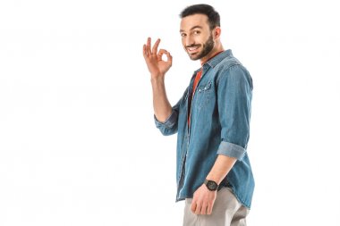 kot gömlek gülümseyen adam tamam jest gösteren ve beyaz izole kamera bakıyor