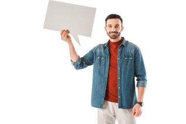 gülümseyen sakallı adam konuşma balonu tutan ve beyaz izole kamera bakıyor