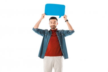 neşeli sakallı adam konuşma balonu tutan ve uzak beyaz izole bakıyor