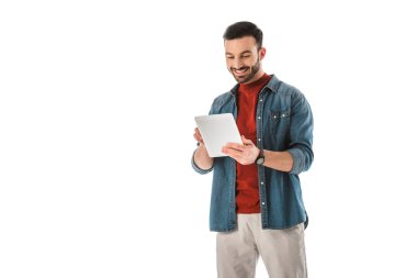 beyaz izole dijital tablet kullanarak denim gömlek neşeli sakallı adam