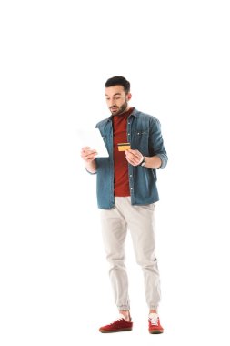 beyaz izole dijital tablet kullanırken kredi kartı tutan konsantre adam