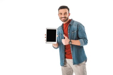beyaz izole boş ekran ile dijital tablet tutarken başparmak gösteren neşeli adam