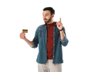 beyaz üzerinde izole kredi kartı tutarken fikir işareti tutan gülümseyen adam