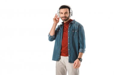 olumlu gülümseyen adam kulaklık müzik dinleme ve beyaz izole kamera bakarak