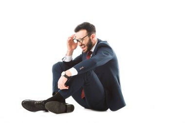 Endişeli iş adamı beyaz arka planda otururken el ele tutuşuyor.