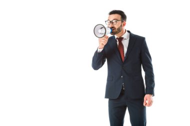 megafon la konuşan gülümseyen yakışıklı işadamı ve uzak beyaz izole bakıyor