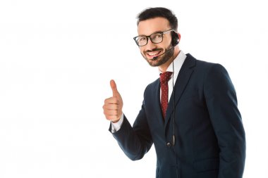 kulaklıkta mutlu çağrı merkezi operatörü başparmak gösteren ve beyaz izole kamera gülümseyerek