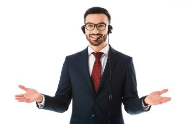 yakışıklı çağrı merkezi operatörü kulaklık gülümseyerek ve beyaz izole fikir jesti gösteren