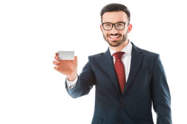 boş kartvizit tutan neşeli işadamı ve beyaz izole kamera bakıyor