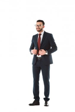 siyah takım elbiseli mutlu işadamı gülümseyerek ve uzak beyaz izole bakıyor