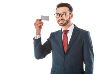 boş kredi kartı tutan neşeli işadamı ve uzak beyaz izole bakıyor