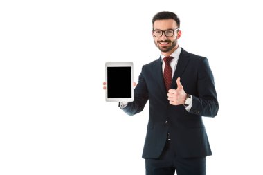 boş ekranlı dijital tablet tutan ve başparmak gösteren neşeli işadamı beyaz izole