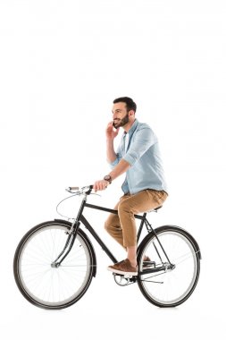 gülümseyen sakallı adam bisiklete biniyor ve beyaz izole akıllı telefonda konuşuyor