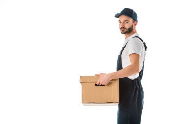 genel tutma karton kutu ciddi teslimat adam ve beyaz izole kamera bakıyor