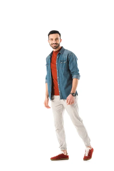 Homem Bonito Camisa Jeans Sorrindo Olhando Para Câmera Isolada Branco — Fotografia de Stock