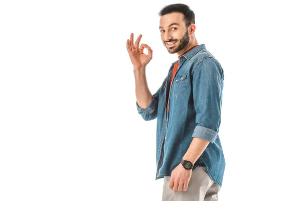 Homem Sorridente Camisa Jeans Mostrando Gesto Olhando Para Câmera Isolada — Fotografia de Stock