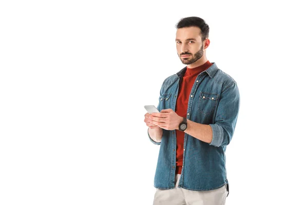 Homem Bonito Pensativo Camisa Jeans Usando Smartphone Isolado Branco — Fotografia de Stock