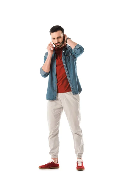 Nachdenklicher Bärtiger Mann Jeanshemd Mit Smartphone Auf Weißem Hintergrund — Stockfoto