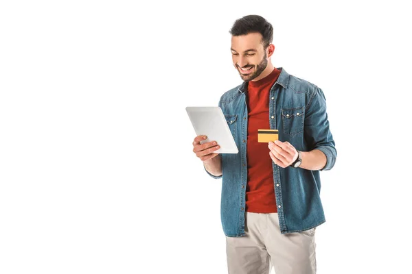 Homem Sorrindo Segurando Cartão Crédito Usar Tablet Digital Isolado Branco — Fotografia de Stock