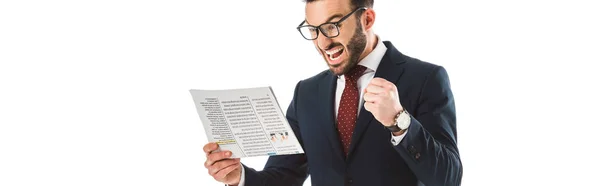 Plano Panorámico Empresario Irritado Leyendo Periódico Mostrando Puño Aislado Blanco — Foto de Stock