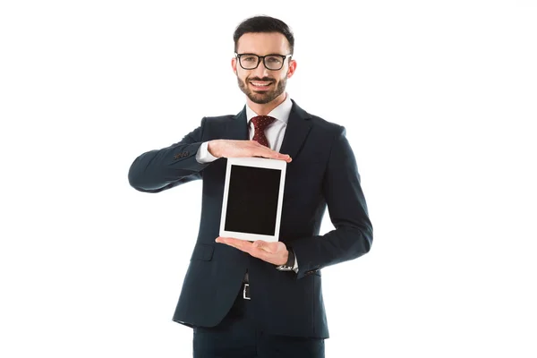 Homem Negócios Sorrindo Segurando Tablet Digital Com Tela Branco Olhando — Fotografia de Stock