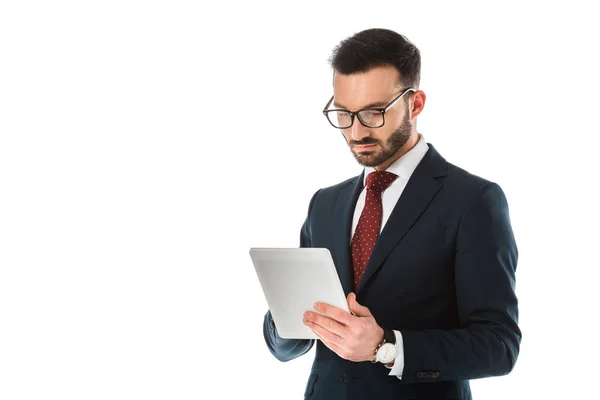 Homem Negócios Concentrado Usando Tablet Digital Isolado Branco — Fotografia de Stock
