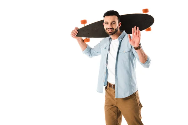 Homem Alegre Com Longboard Olhando Para Câmera Mostrando Olá Gesto — Fotografia de Stock