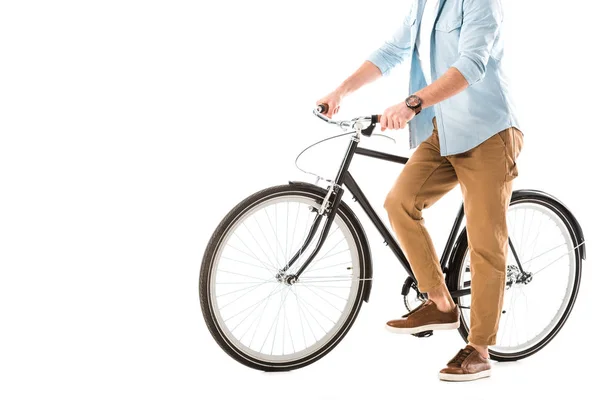 Częściowy Widok Człowieka Beżowych Spodniach Pobliżu Roweru Białym Tle — Zdjęcie stockowe