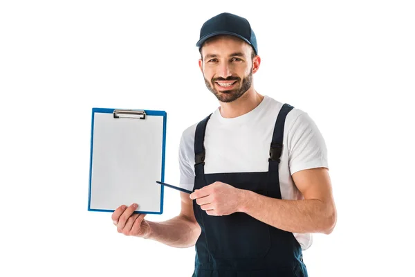 Guapo Repartidor Sonriente Apuntando Con Pluma Portapapeles Con Papel Blanco — Foto de Stock