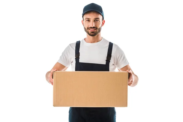 Vrolijke Knappe Delivery Man Holding Kartonnen Doos Glimlachend Camera Geïsoleerd — Stockfoto