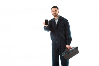 beyaz izole boş ekran ile akıllı telefon tutan alet kutusu ile gülümseyen handyman
